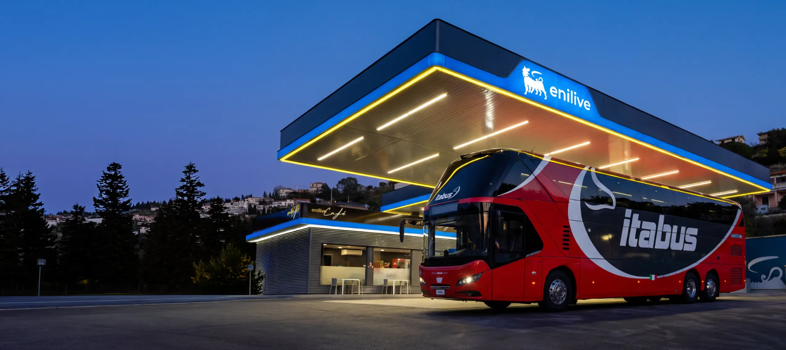 Autobus Itabus con sfondo dell'Enilive Station
