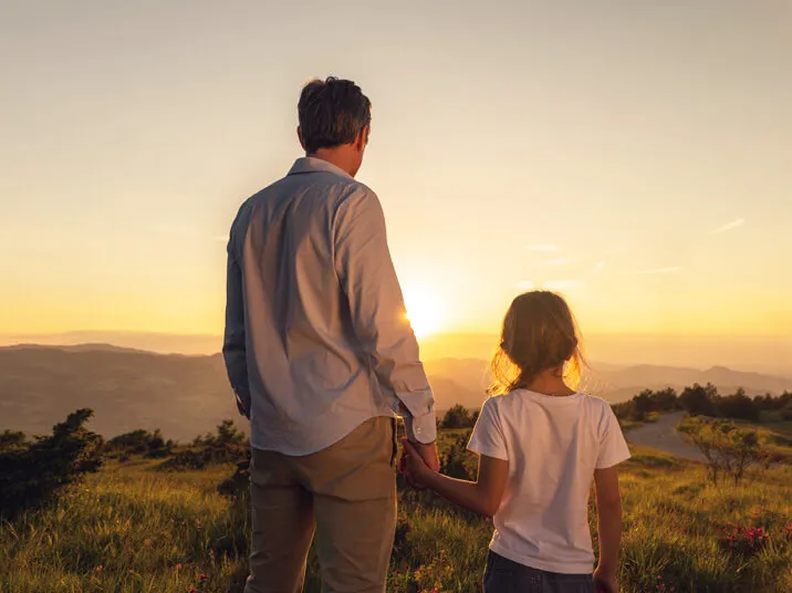 Padre e figlia al tramonto Il nostro impegno Enilive