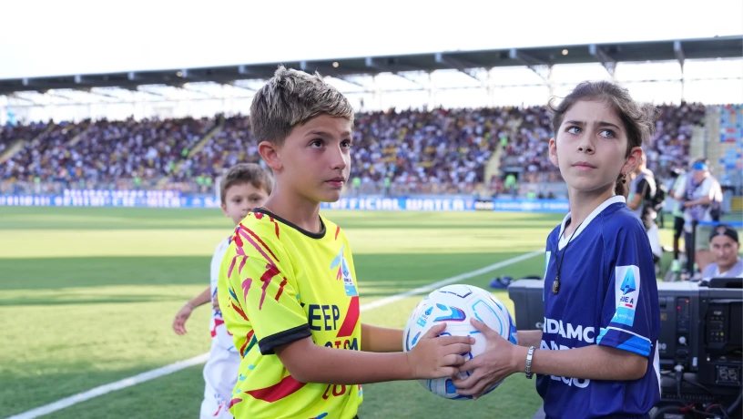 Bambini con pallone da calcio Serie A Enilive card