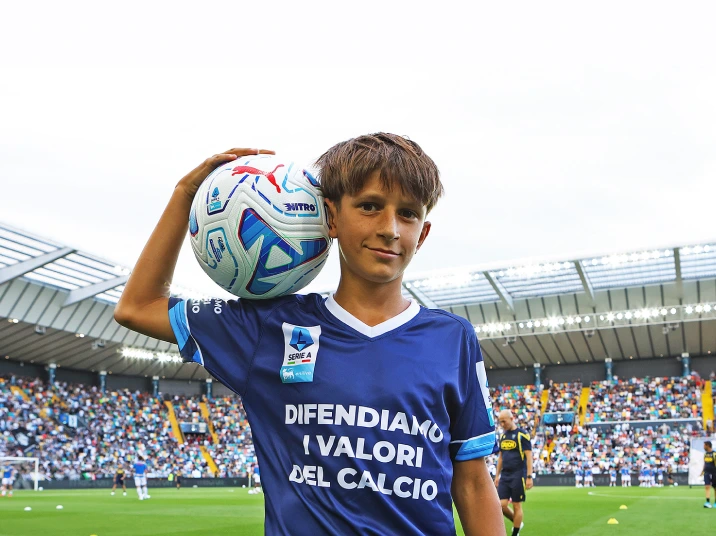 Bambino con pallone Serie A Enilive