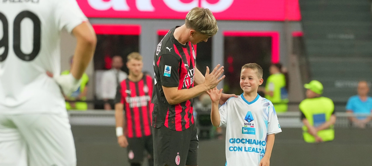 News Serie A Enilive 2026-2027 giocatore Milan e bambino
