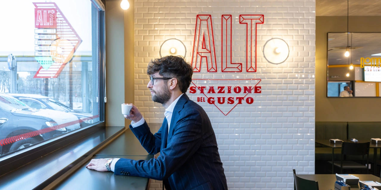 ragazzo prendendo un caffé  News stazioni estere enilive